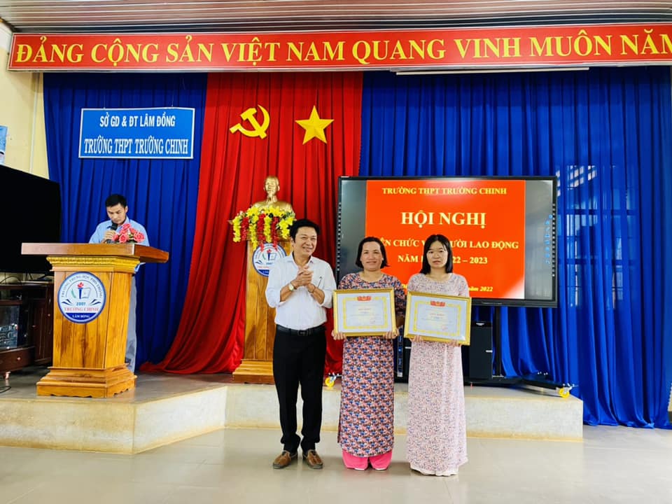 Hội nghị viên chức và người lao động Trường THPT Trường Chinh năm học 2022 - 2023.
