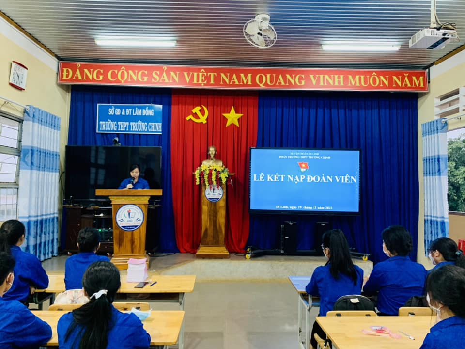 Lễ kết nạp Đoàn viên mới “Lớp Đoàn viên chào mừng kỷ niệm 40 năm ngày nhà giáo Việt Nam (20/11/1982 - 20/11/2022)”
