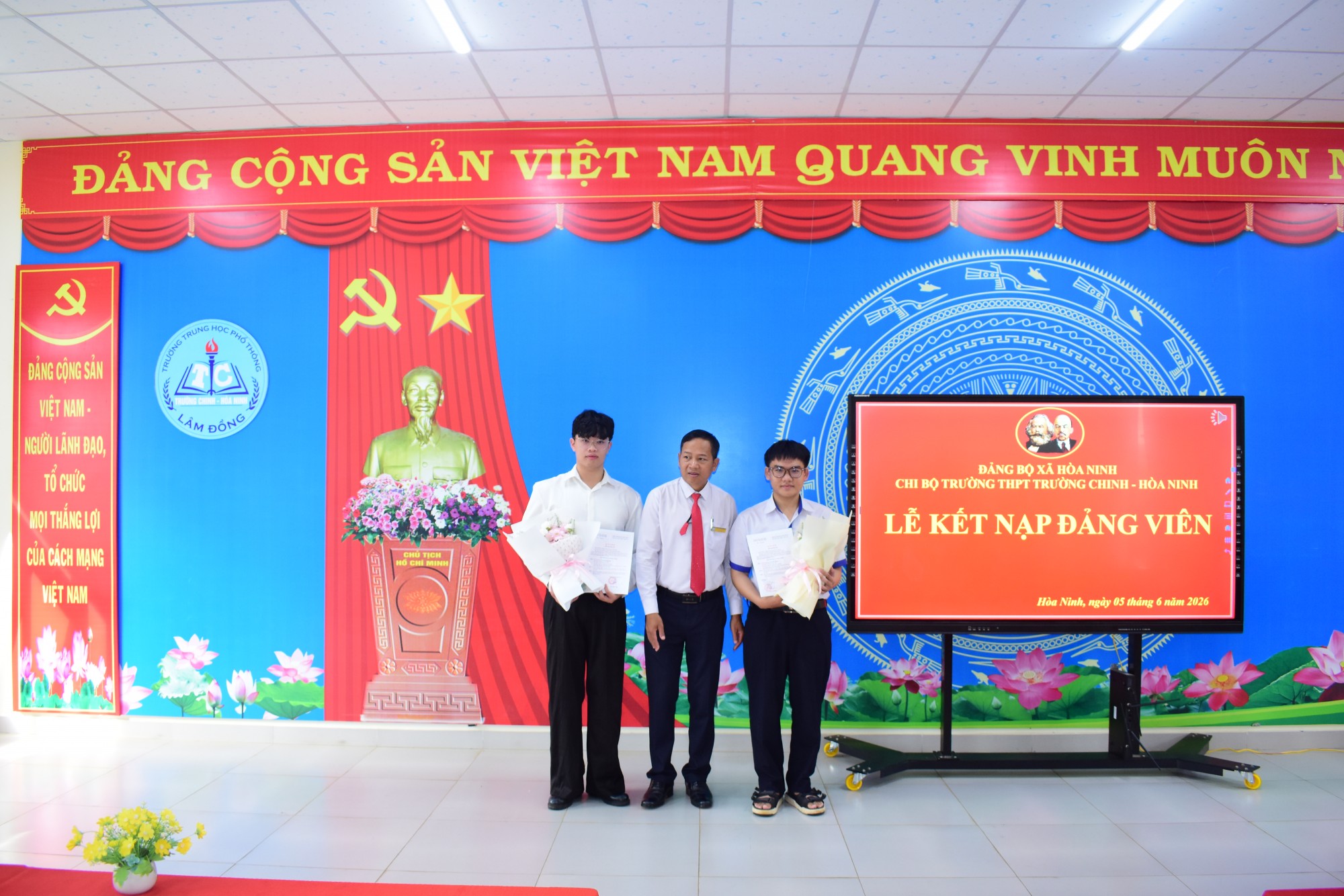 Trường THPT Trường Chinh - Hòa Ninh: Có thêm học sinh vinh dự đứng vào hàng ngũ của Đảng